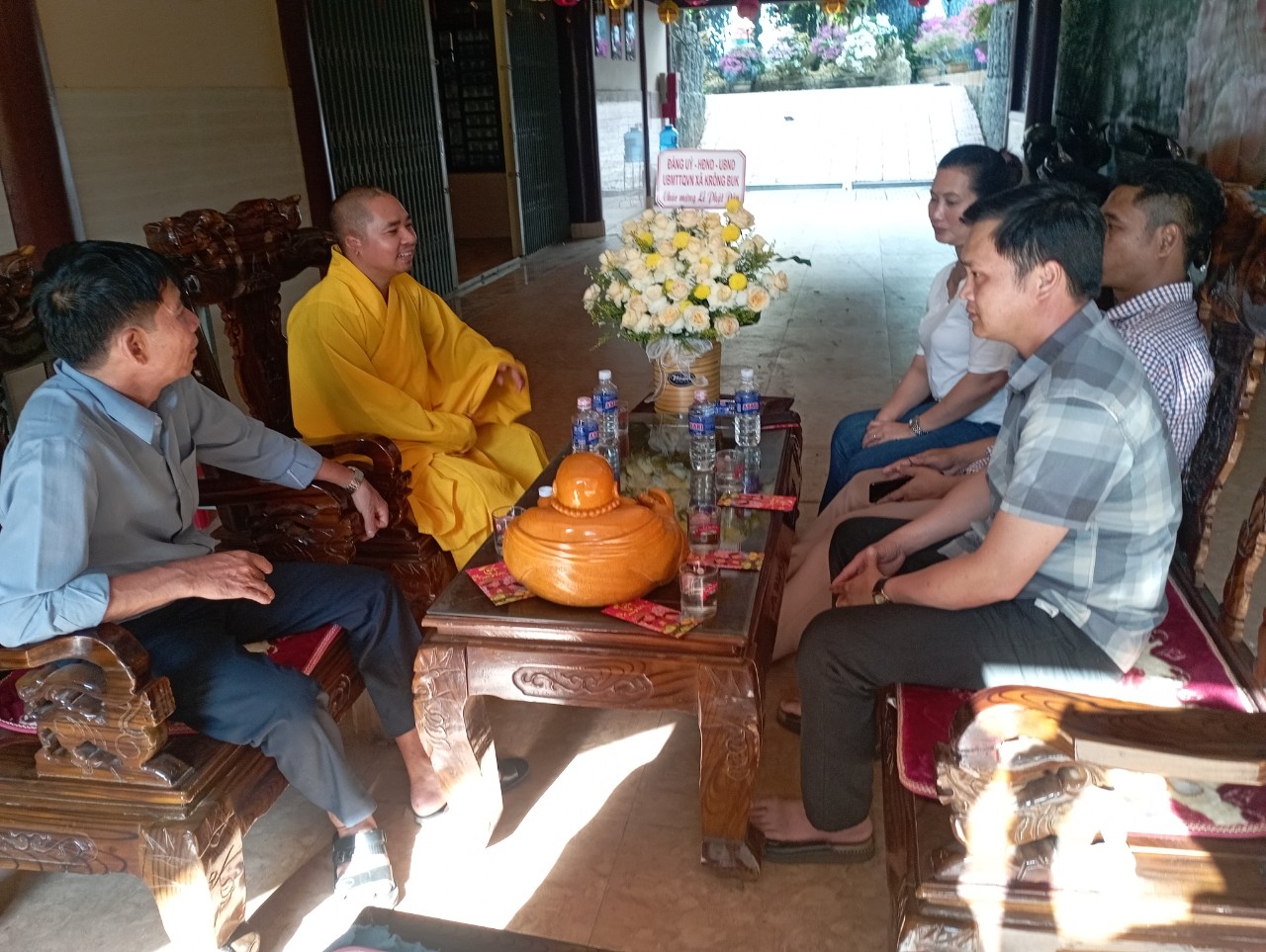 Đảng ủy-HĐND-UBND-UB MTTQ Việt Nam xã Krông Buk thăm, chúc mừng Đại lễ Phật Đản, Phật lịch 2568 - Dương lịch 2024